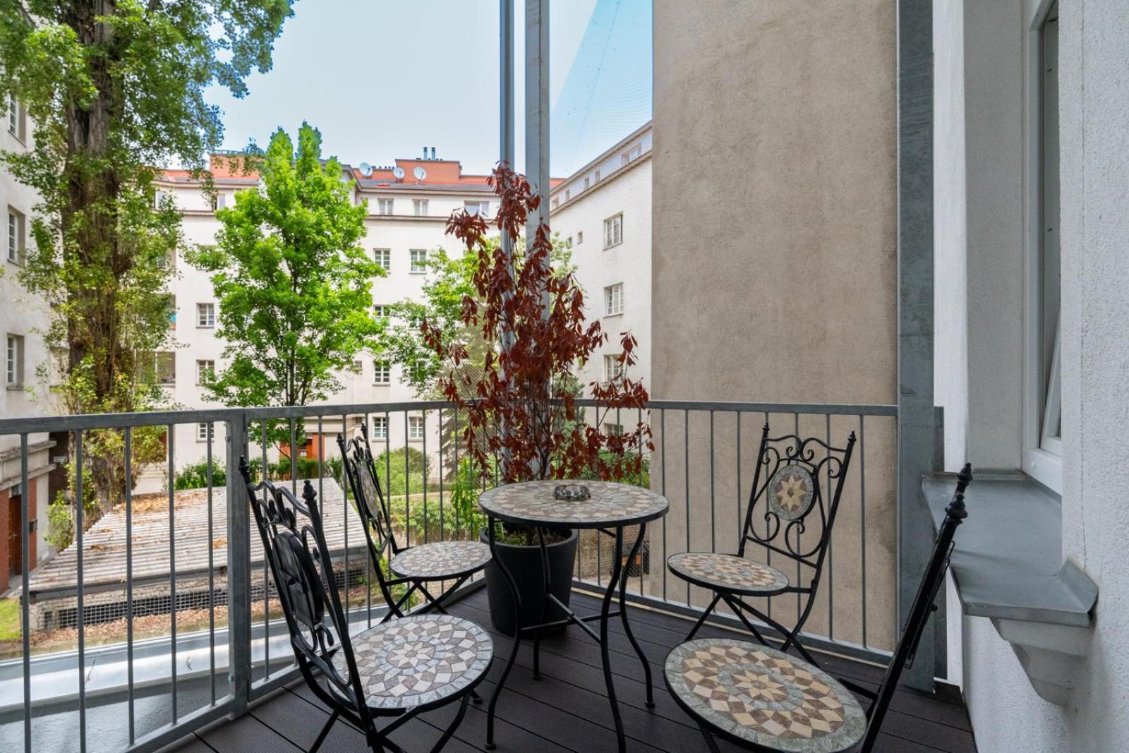 Apartment Luxurious Viennese Old Style
